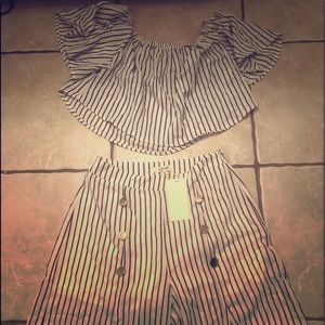 Never worn!! Crop with wide open legs!! Slit!!